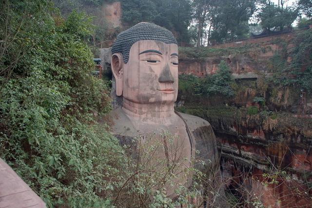 樂山大佛為何以屹立千年？又為何既不雙手合十也不打坐呢？