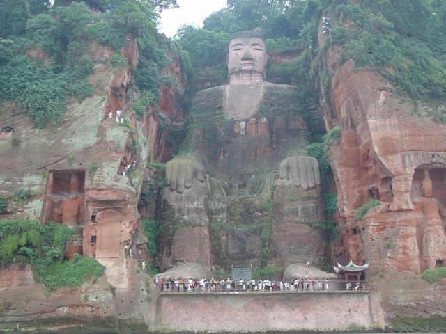 樂山大佛為何以屹立千年？又為何既不雙手合十也不打坐呢？
