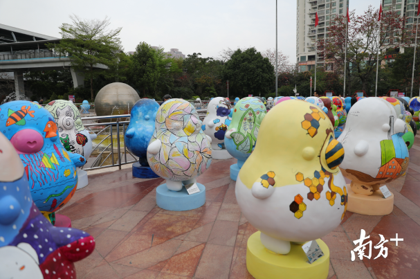想要和萌萌噠的“鴨梨哥”見面嗎？快來布吉雕塑公益巡展吧